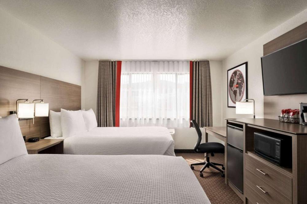 Queen Room with Two Queen Beds - Main Building/Non-Smoking interior