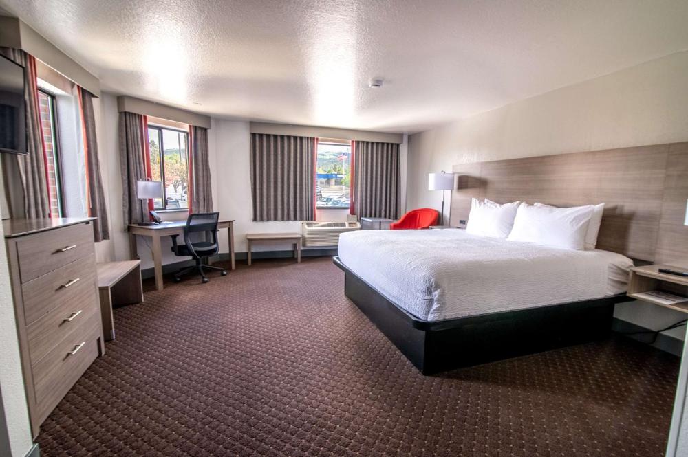 Family King Suite with Sofa Bed - Main Building/Non-Smoking interior