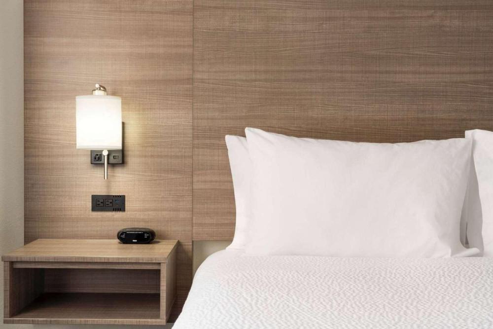 Queen Room with One Queen Bed - Main Building/Non-Smoking interior